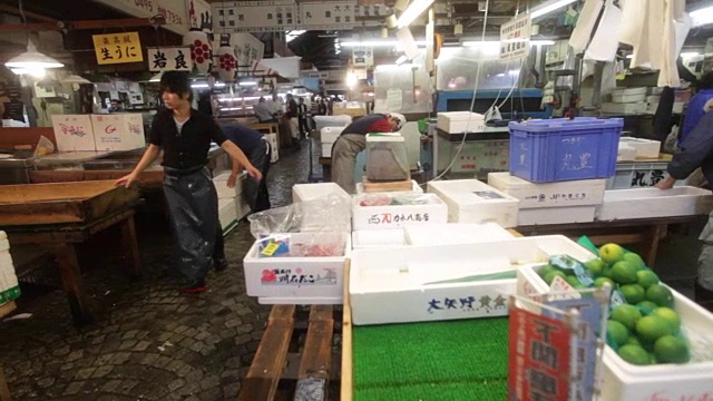 在东京筑地市场忙碌的一天视频素材