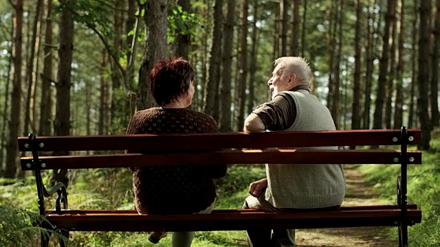 公园长椅上的老夫妇视频素材