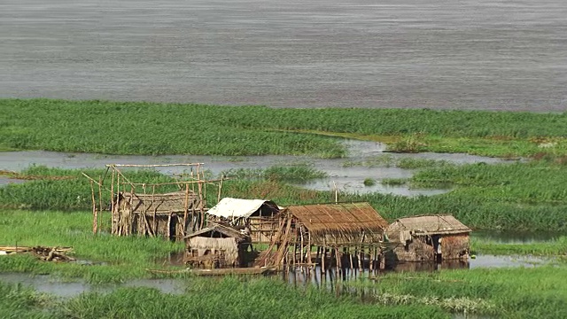 刚果:刚果河中的房屋视频下载