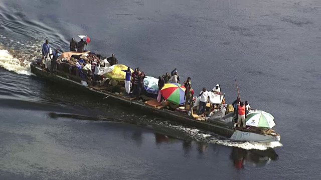 刚果:靠近阿利马河上的船只视频素材