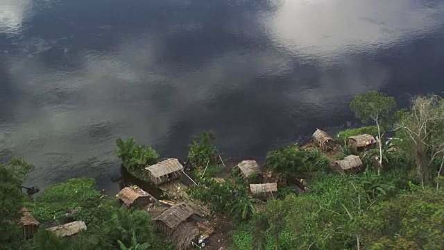 刚果:河边的棚屋视频下载