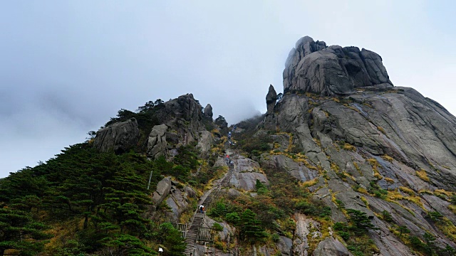 登山的游客在陡峭的山上视频素材