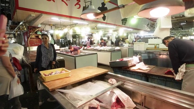 东京筑地市场出售的鱼片视频素材