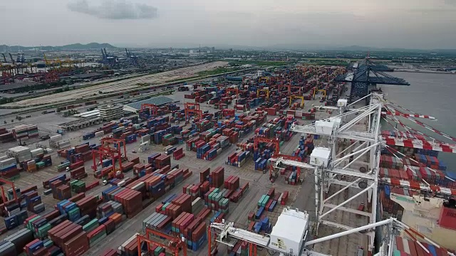 航拍港口货物集装箱和船舶视频素材