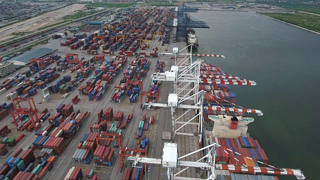 航拍港口货物集装箱和船只视频素材