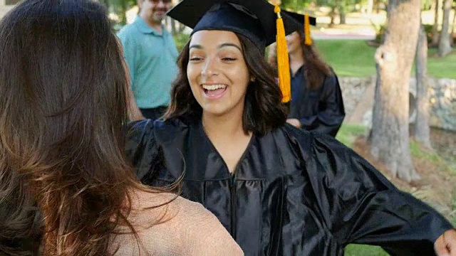 刚毕业的大学生在毕业典礼后兴奋地拥抱妈妈视频下载