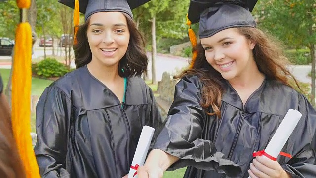 女大学毕业生或高中毕业生在毕业后互相祝贺视频下载