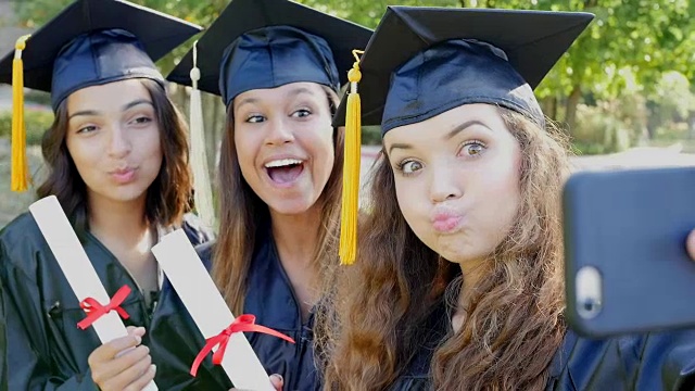 大学里的朋友在毕业后的自拍中做鬼脸视频下载