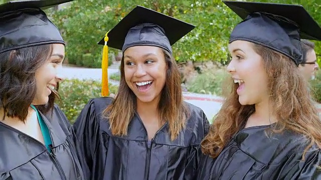 大学女生毕业后在一起玩得很开心视频下载