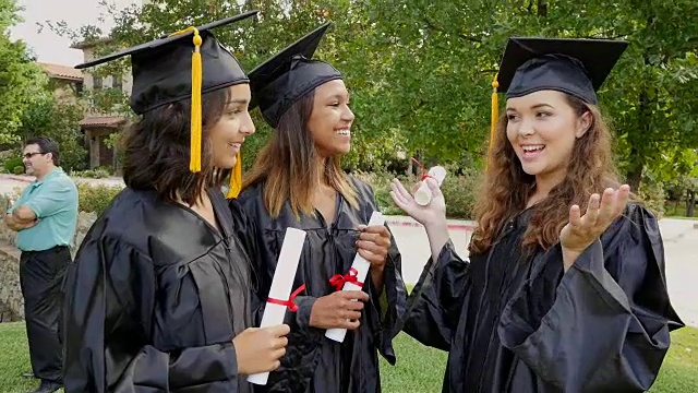 女大学毕业生谈论她们对未来的计划视频下载