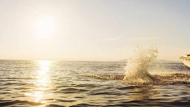 日落时分，SLO MO Man从一艘派对船上跳入水中视频下载