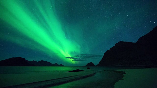 挪威罗浮敦Haukland海滩的极光时光流逝视频素材