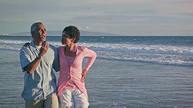 快乐的非裔美国夫妇在海滩上散步视频素材