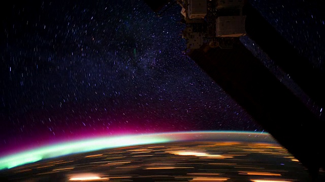 国际空间站观察地球:宇宙飞船经过北极光附近视频素材