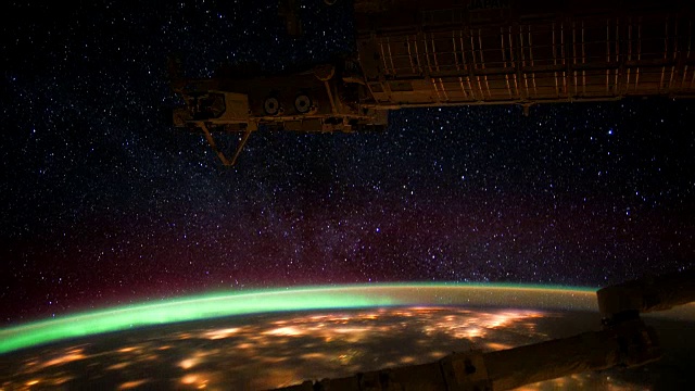 国际空间站的行星地球:银河系，其他恒星和北极光。视频下载