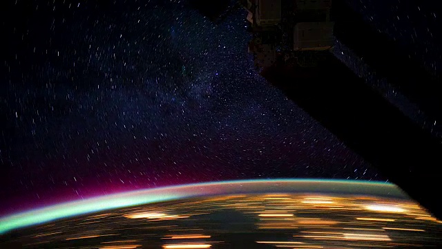 国际空间站的行星地球视图:靠近北极光的航天器视频素材