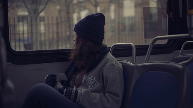 美丽的女人在公车上思考视频素材