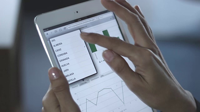 女人的手使用tablet with statistics视频下载