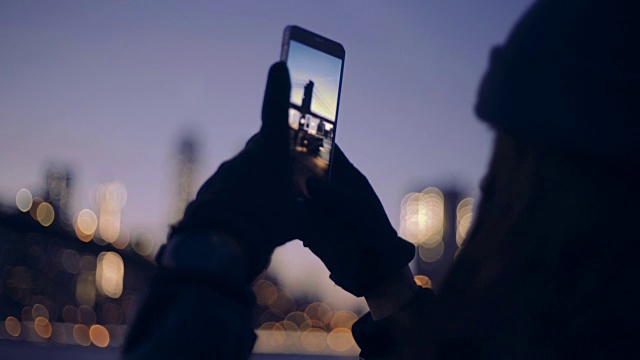 女游客用智能手机拍下了河的全景照片视频下载