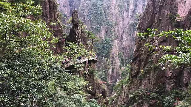 峡谷里的徒步旅行者视频素材