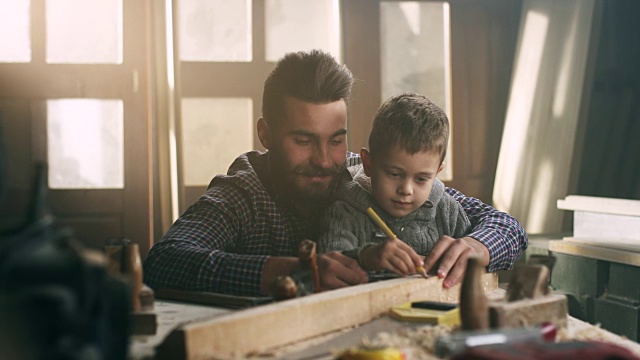 父亲和儿子是木匠视频素材