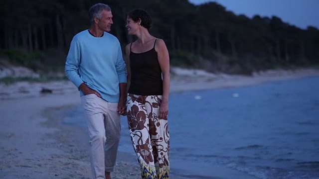 海滩上一对浪漫的老年情侣视频素材