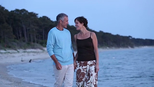 海滩上一对浪漫的老年情侣视频素材