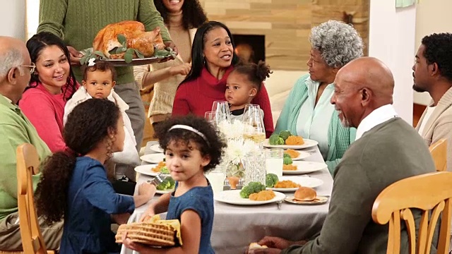 家人聚在一起吃节日大餐视频素材