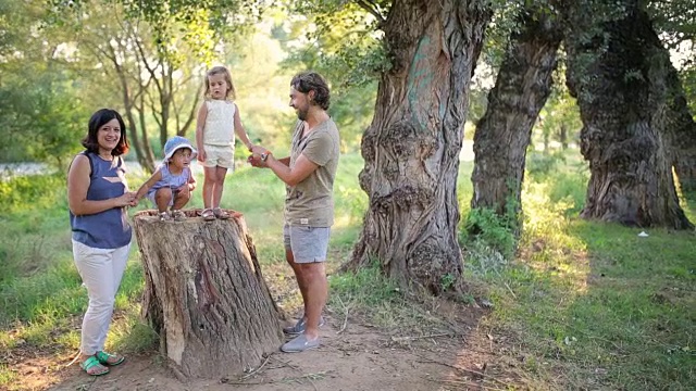 在大自然中拍摄快乐的家庭照片视频素材