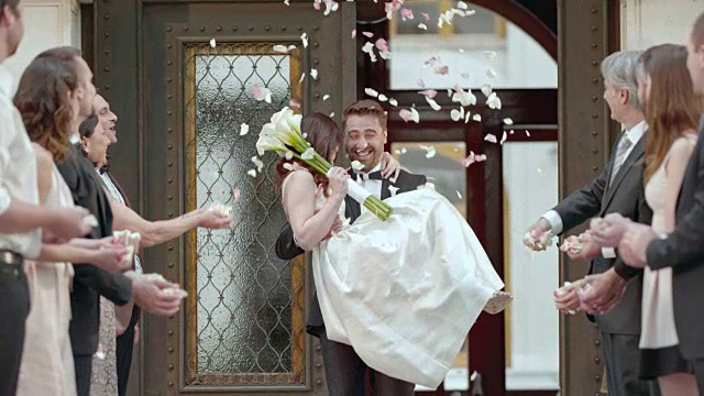 在花洒中，新郎抱着新娘离开教堂视频下载
