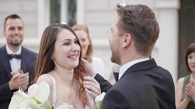 新婚夫妇在婚礼后在外面接吻视频素材