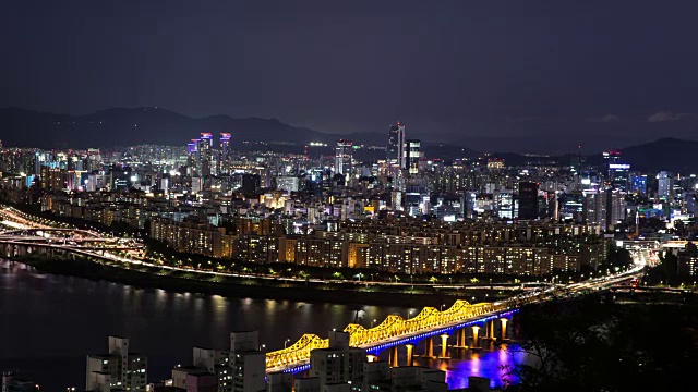 汉城夜景(汉城是韩国的主要河流，朝鲜半岛第四大河流)视频素材