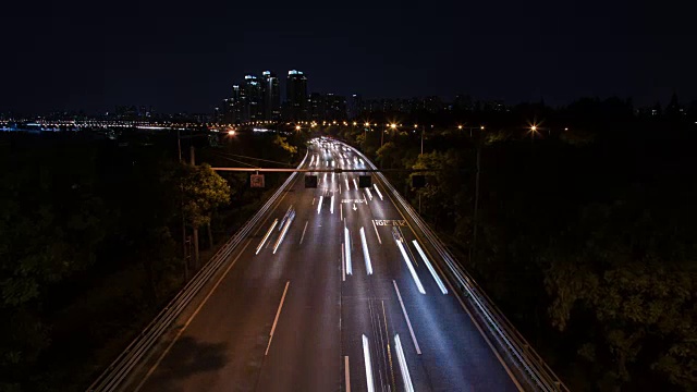 奥运公路(这条公路是首尔的主要路线)上的交通夜景视频素材