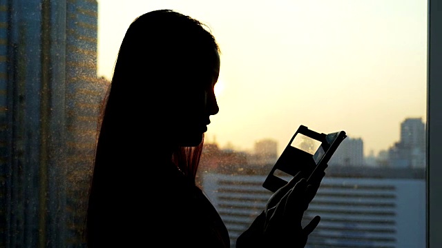 女商人使用手机剪影场景。视频素材