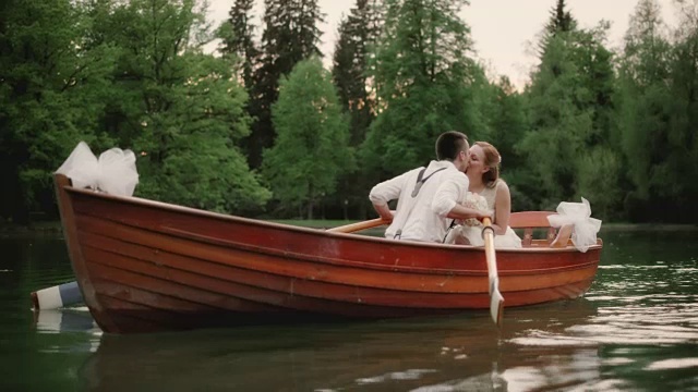 新郎在湖上亲吻新娘视频素材
