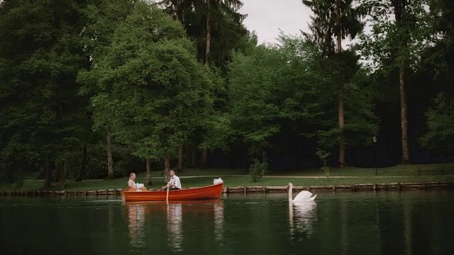 新娘和新郎在划船视频素材