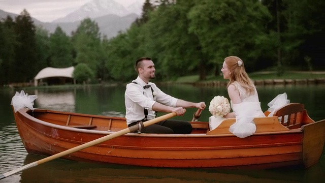 SLO MO新娘和新郎在船上笑视频素材