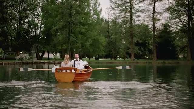 新郎和新娘在湖上划船视频素材