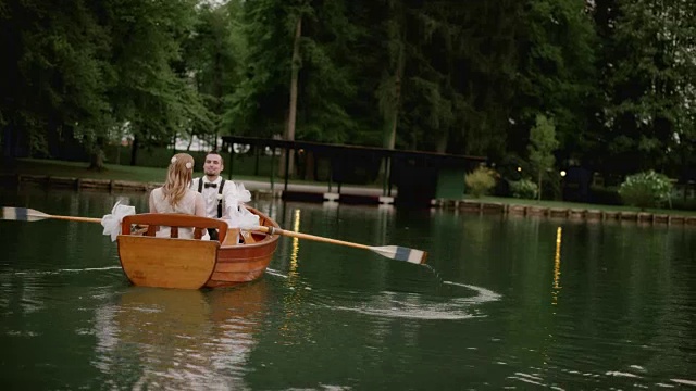 新郎和新娘在湖上划船视频素材