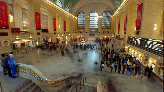 宽镜头时间流逝，人们走在中央车站/曼哈顿，纽约市视频下载