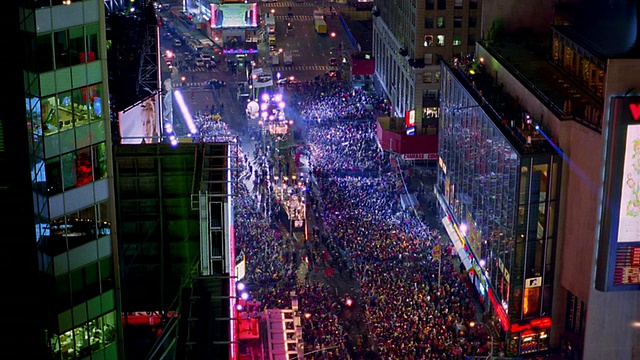 新年前夕，纽约曼哈顿，时代广场上的人群视频下载