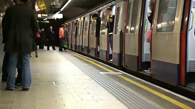 伦敦地铁列车驶近车站视频下载