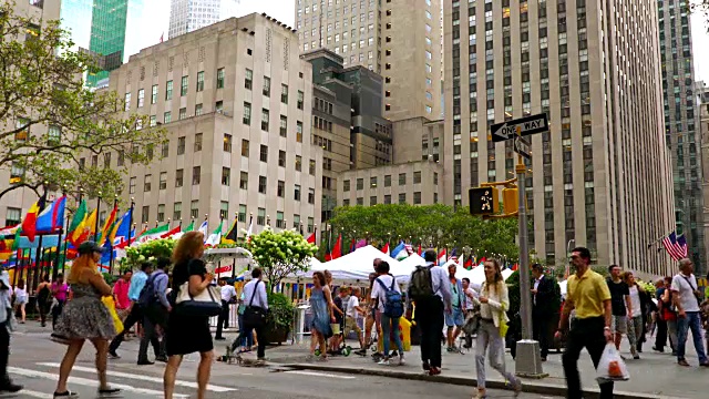 人们走在纽约曼哈顿大街上视频素材