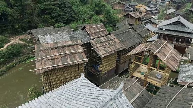 在中国贵州黄冈侗村的棚屋里晒稻谷视频下载