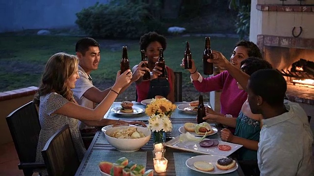 多民族朋友在夏季烧烤时一起祝酒视频素材