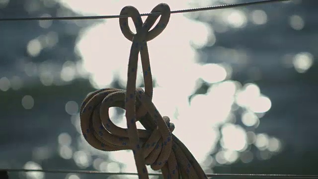 近距离拍摄的绳子系到一个航海结在一个移动的游艇上，英国。视频素材