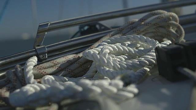 英国一艘移动游艇上一堆绳子的特写镜头。视频下载