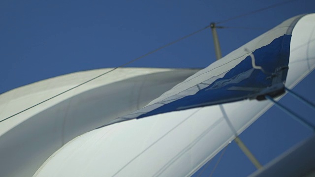 低角度，特写镜头的角落细节的游艇的帆在使用，英国。视频素材
