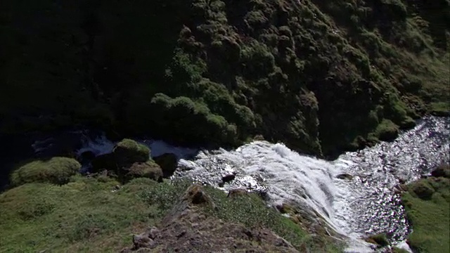 宽平移拍摄瀑布流下悬崖和山谷视频素材