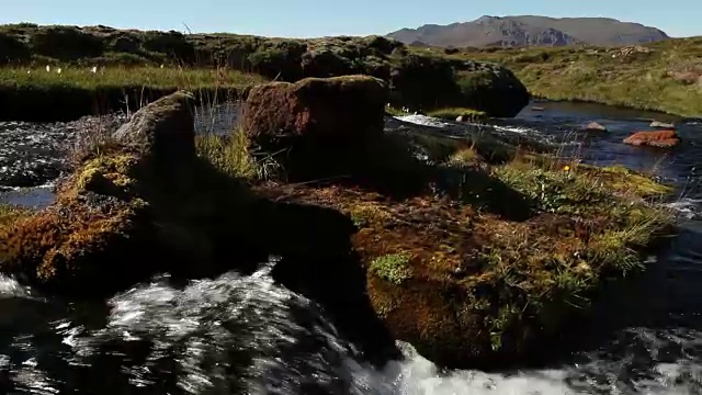 中等平移向上拍摄小瀑布流下的土地视频素材